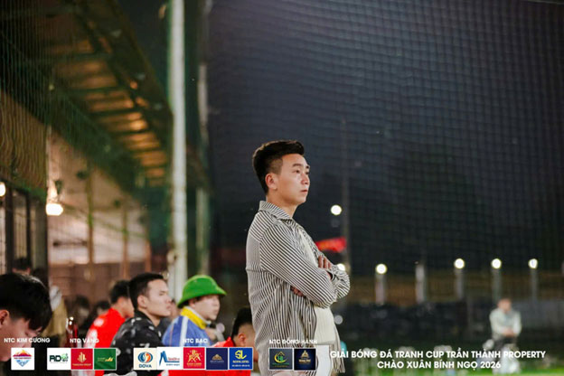 Vẻ mặt thất thần của Bầu Thành (Hoa Hồng) sau khi để thua chóng vánh.