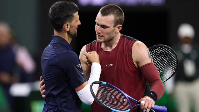 Djokovic (trái) bắt tay chúc mừng Draper sau trận
