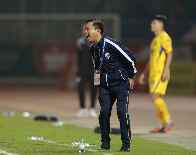 HLV Văn Sỹ Sơn chỉ đạo trận đấu. Ảnh: Phan Tùng
