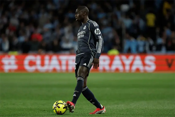 Mendy chấn thương rời sân ngay đầu hiệp 2