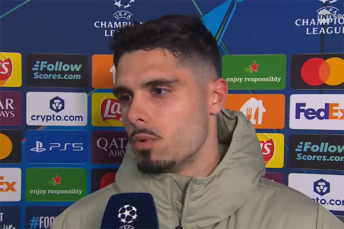 Neto xin lỗi sau sự cố xô ngã cậu bé nhặt bóng