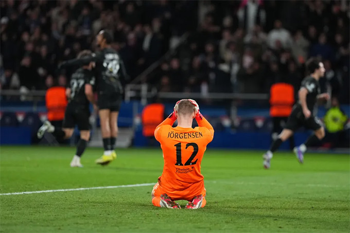 Jorgensen phải nhận 5 bàn thua ở trận đấu với PSG