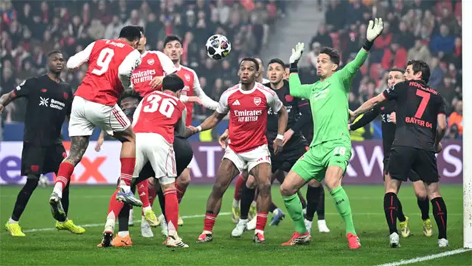 Arsenal may mắn thoát thua trên đất Đức