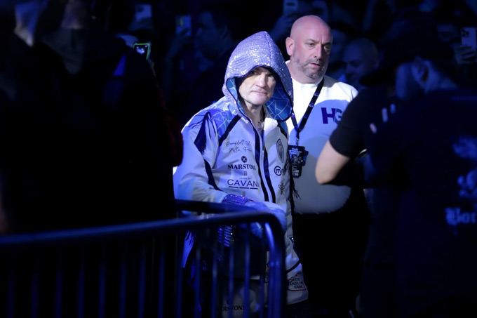 Vật phẩm huyền thoại của Ricky Hatton được đem đấu giá