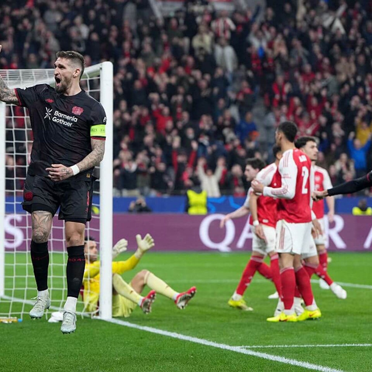 Bayer đã chế giễu sở trường đá phạt của Arsenal khi đăng tải một hình ảnh hài hước nói rằng các quả phạt góc không được phép xuất hiện ở Champions League 