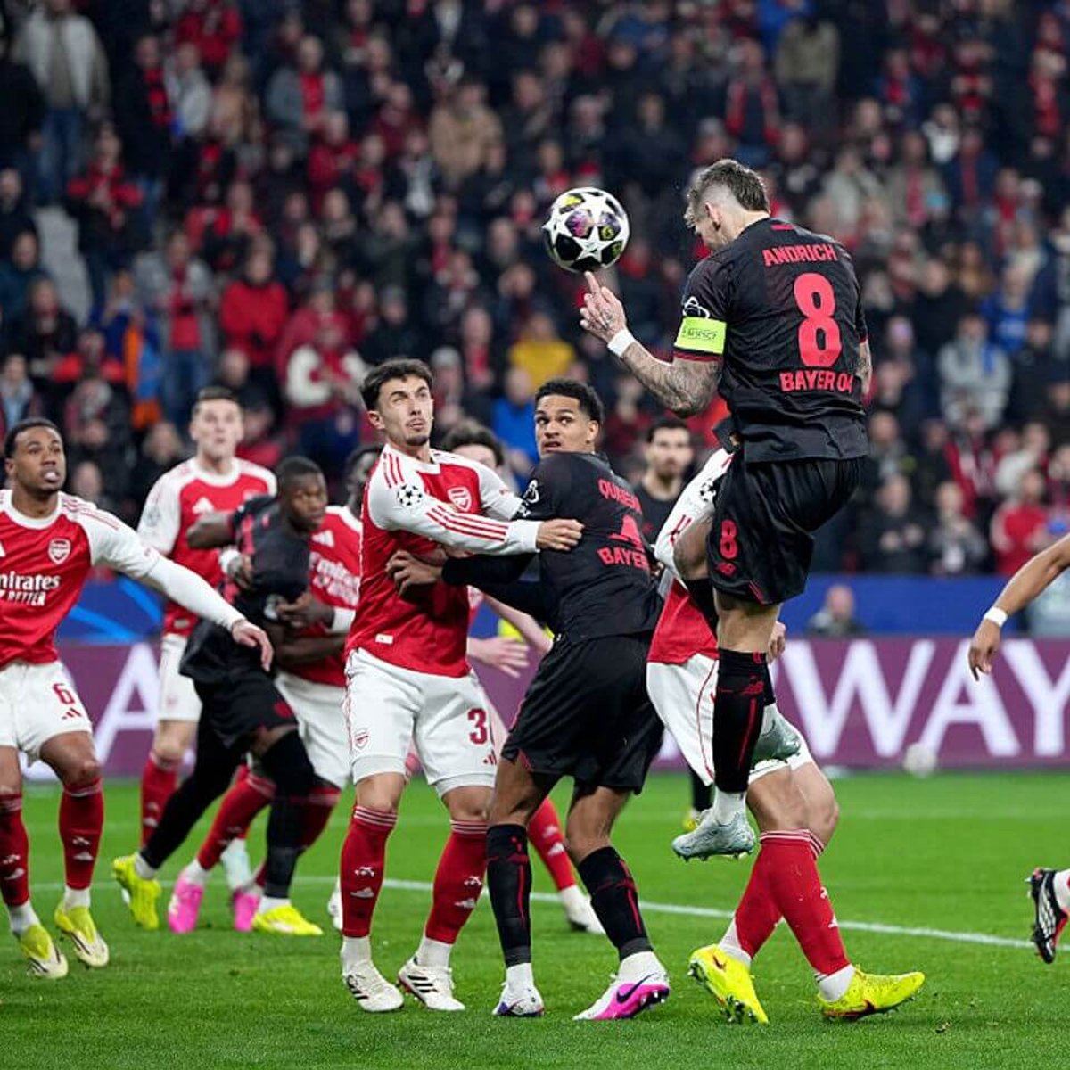 Dàn xếp, gây rối loạn trong vòng cấm, đánh đầu ghi bàn... là những thứ Bayer "đã dùng dao của Arsenal hạ sát chính đối thủ"
