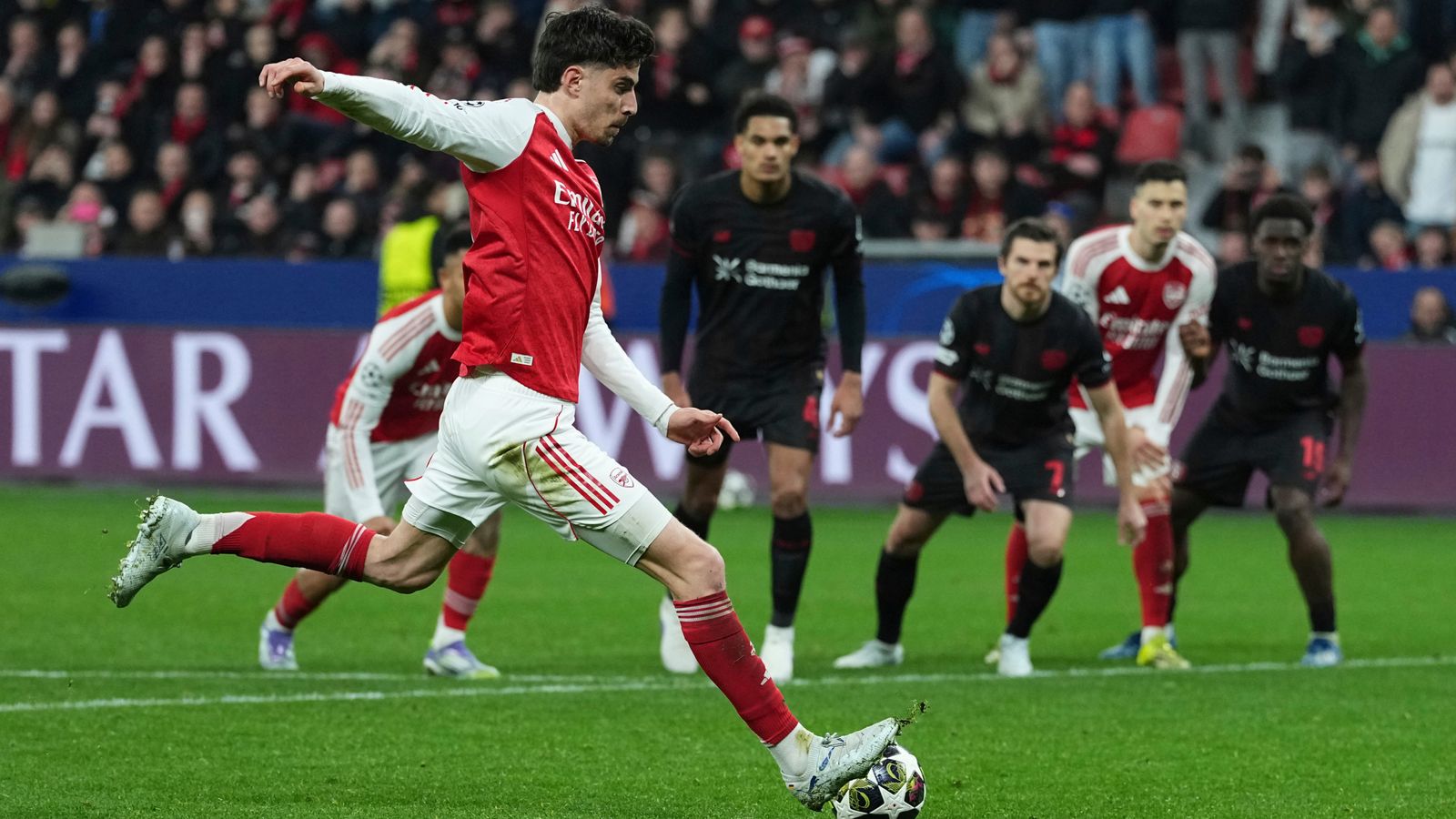 Kai Havertz thực hiện quả phạt đền gỡ hòa 1-1, cướp đi niềm vui của những người từng thần tượng anh