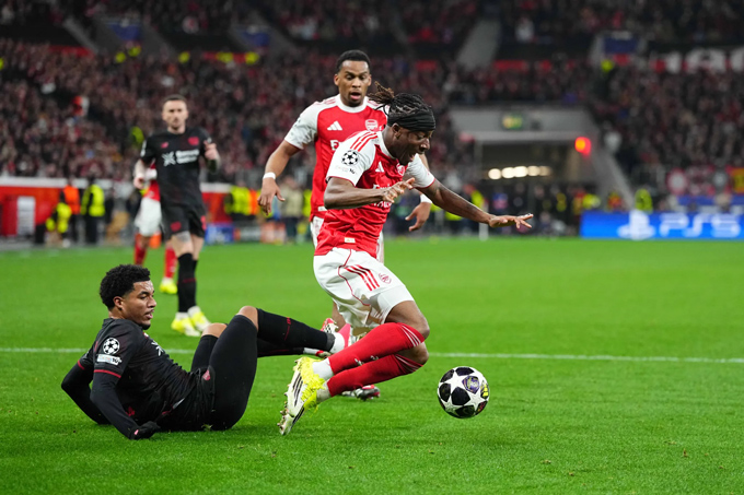 Tình huống va chạm dẫn tới quả phạt đền cho Arsenal