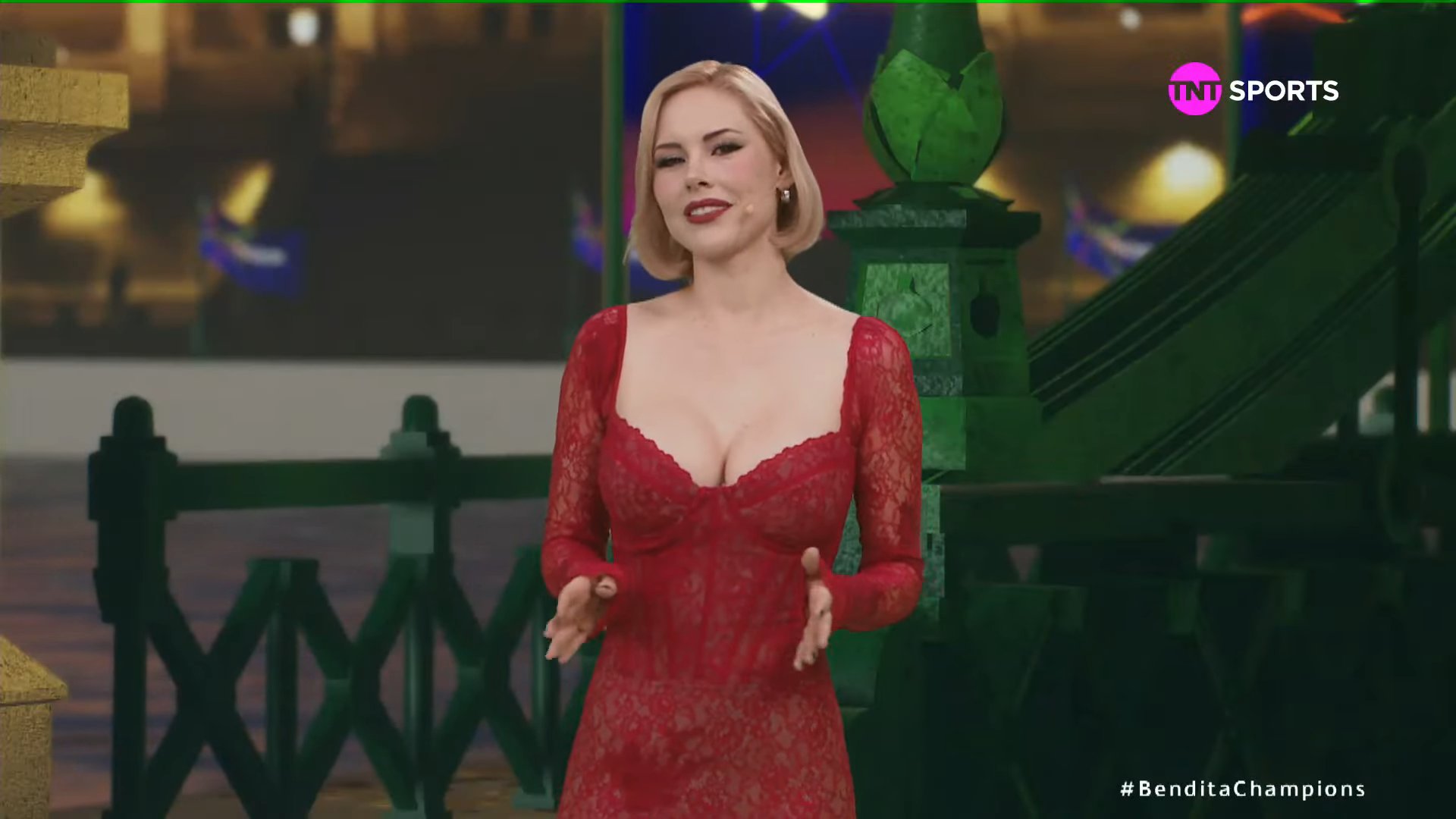 Miroslava gây sốt với chiếc váy táo bạo