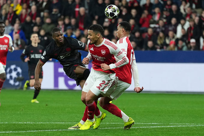 Christian Kofane (trái) trong màu áo Leverkusen