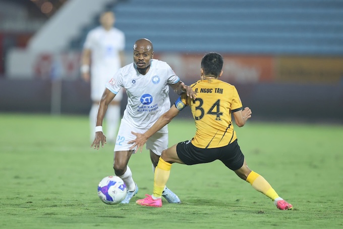 Pha cản phá của Ngọc Tân trước Percy Tau - Ảnh: Đức Cường 