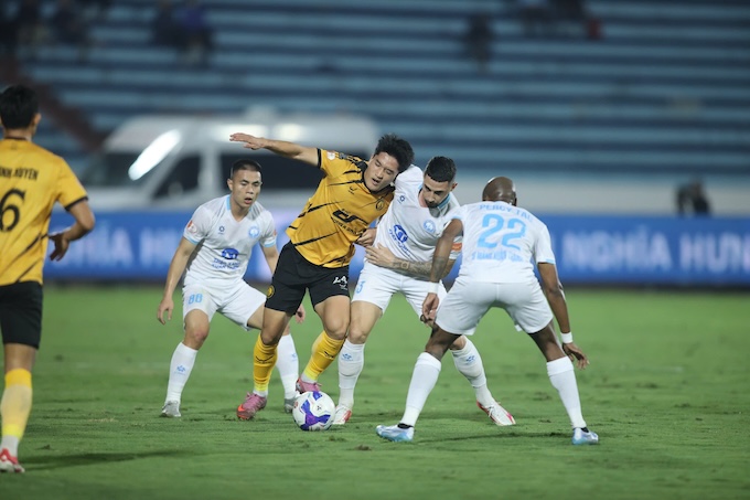 Ngọc Mỹ (Thanh Hoá) trong vòng vây của các cầu thủ Nam Định. Ảnh: Đức Cường