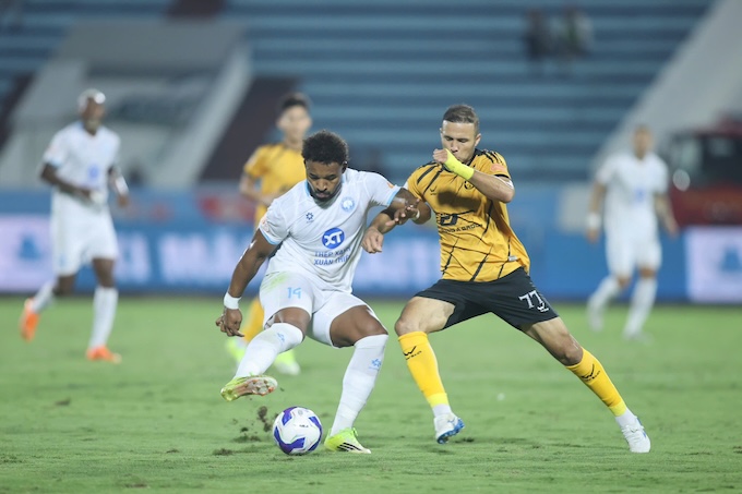 Sức dép liên tục được Xuân Son và các đồng đội tạo ra trước khung thành của Thanh Hóa. Ảnh: Đức Cường