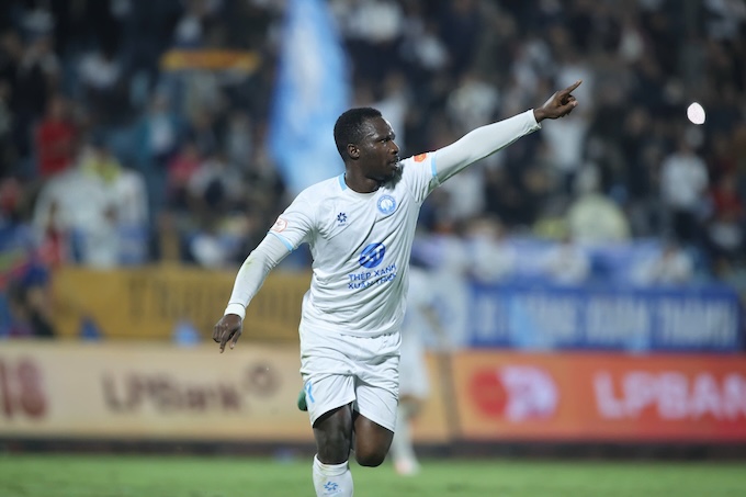 Niềm vui của ngoại binh Nam Định khi có bàn thắng - Ảnh: Đức Cường 