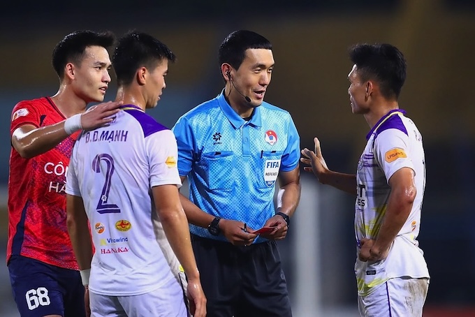 Trong tài Kim Woo Sung từng tham gia điều hành trận CAHN vs Hà Nội ở mùa giải 2024/25. Ảnh: Đức Cường 