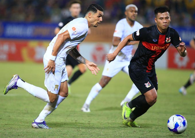 Ngọc Bảo (phải) đã có 11 vòng đấu đầu tiên chơi rất nổi bật. Ảnh - Minh Tuấn