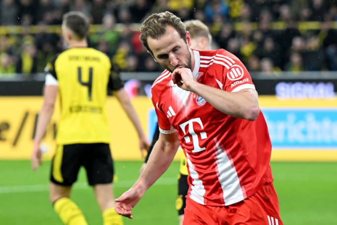 Harry Kane ăn mừng bàn thắng vào lưới Dortmund