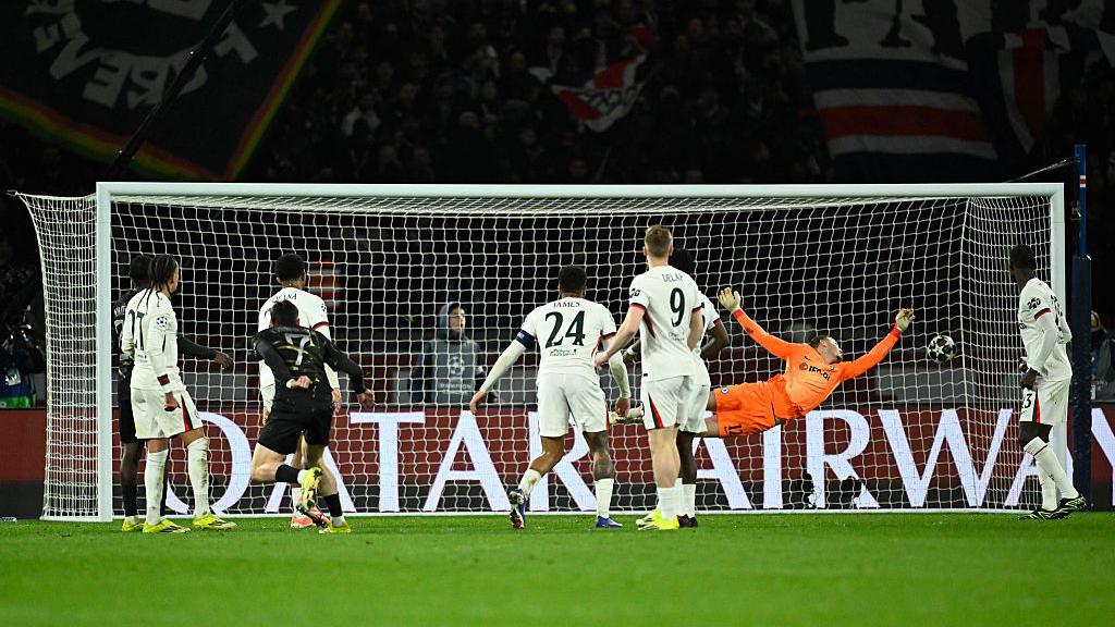 Filip Jorgensen trong một pha cứu thua bất thành tại Paris