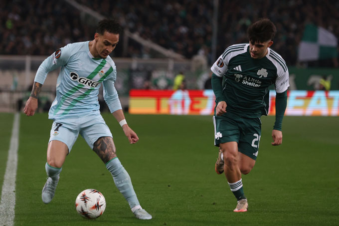 Antony và Betis để thua 0-1 trước Panathinaikos ở lượt đi vòng 1/8 Europa League