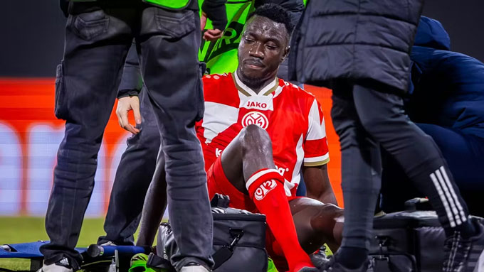 Silas dính chấn thương ở trận hòa của Mainz với Sigma Olomouc tại lượt đi vòng 1/8 Europa Conference League