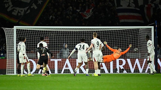 Filip Jorgensen trong một pha cứu thua bất thành tại Paris