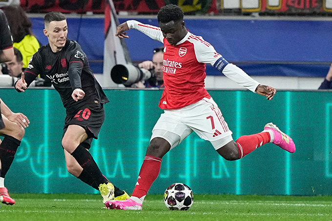 Nhận thấy Saka thi đấu không hiệu quả thì liền rút anh ra sân...