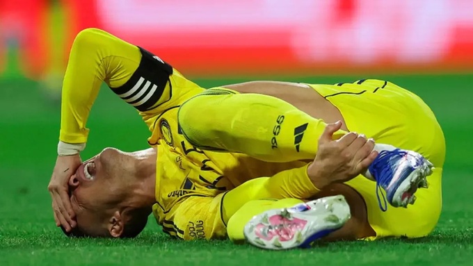 Cristiano Ronaldo dính chấn thương dây chằng đầu gối hôm 1/3 vừa qua