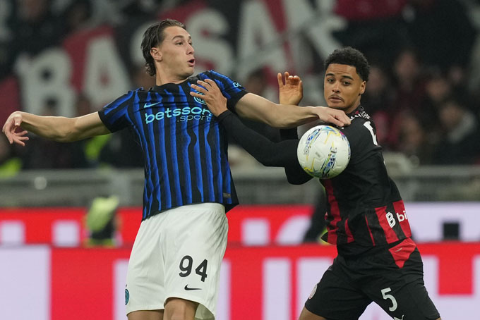 Esposito (trái) được MU theo sát