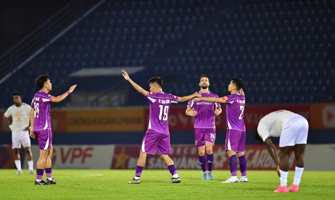 Becamex TP.HCM tạm leo lên thứ 10 trên BXH