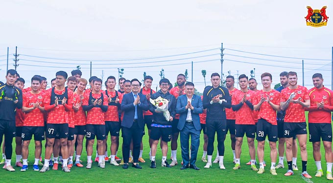 HLV Vũ Tiến Thành được bầu Thuỵ tặng hoa trong ngay ra mắt. Ảnh: Ninh Bình