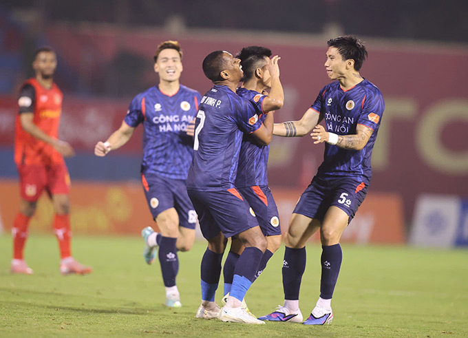 CLB Công an Hà Nội ghi 2 bàn thắng vào lưới Ninh Bình - Ảnh: Đức Cường