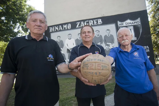 Lamza (phải) từng là một cầu thủ đam mê rượu