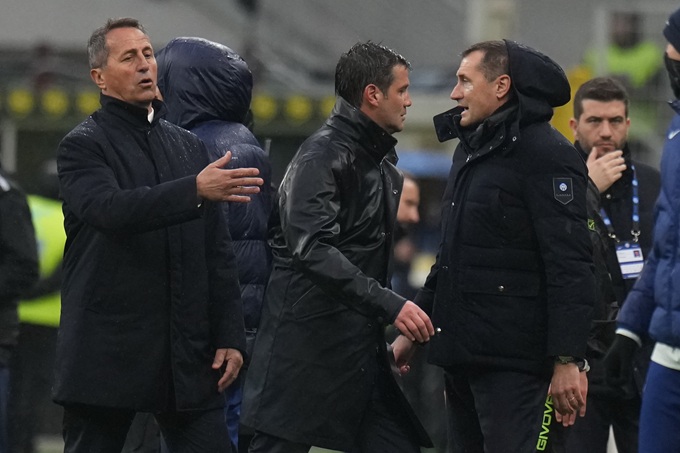 HLV Chivu cũng phải nhận thẻ đỏ vì phản ứng với trọng tài