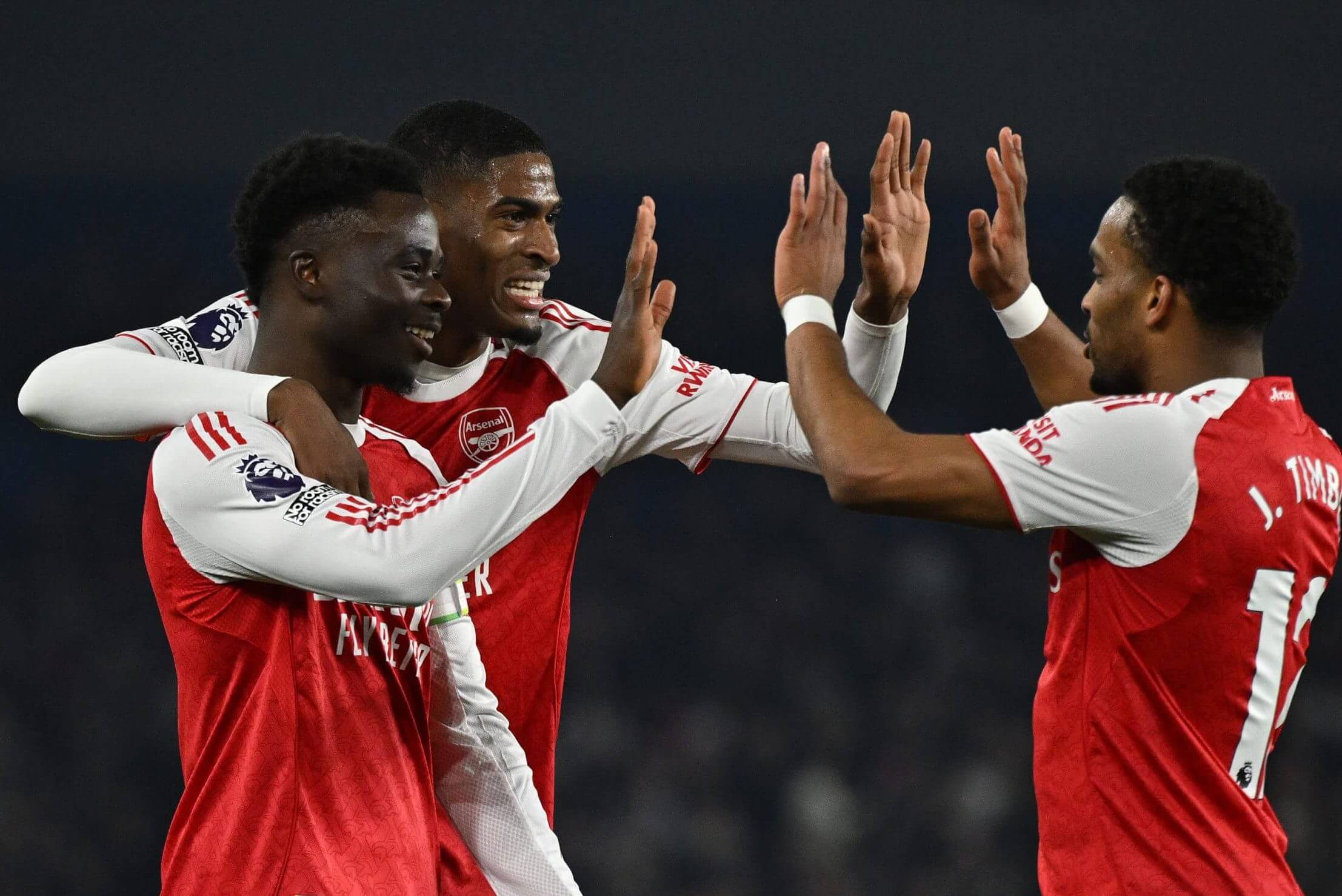 Vòng này, Arsenal  từ đá sau thành đá trước Man City do điều chỉnh lịch thi đấu của Champions League