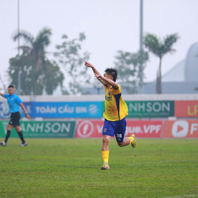 Tiền đạo Nguyễn Trọng Sơn là cầu thủ thi đấu hay nhất của Bắc Ninh ở màn tiếp đón TP. Hồ Chí Minh