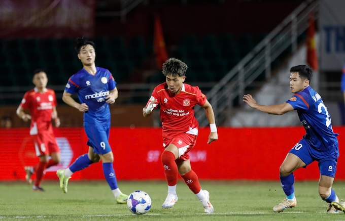 Khoa Ngô trong sự đeo bám của các cầu thủ PVF-CAND. Ảnh: Anh Khoa