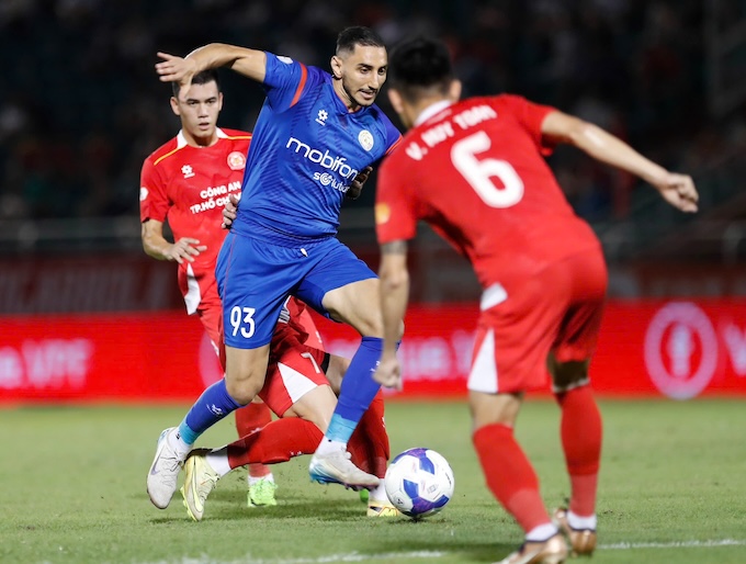 Pha tranh bóng quyết liệt của CA TP.HCM vs PVF-CAND. Ảnh: Anh Khoa