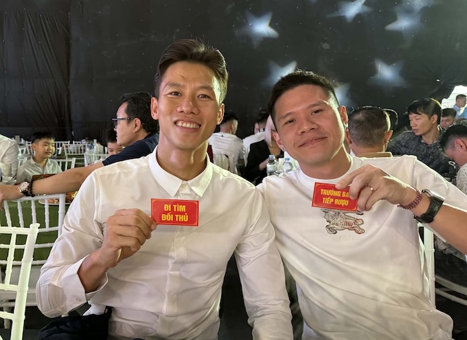 Quế Ngọc Hải và Dương Thanh Hào ngịch ngợm tại lễ cưới. Ảnh: Tuấn Thành