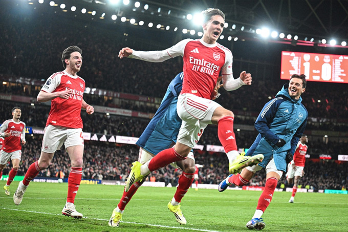 Tài năng trẻ Dowman ghi bàn quyết định cho Arsenal