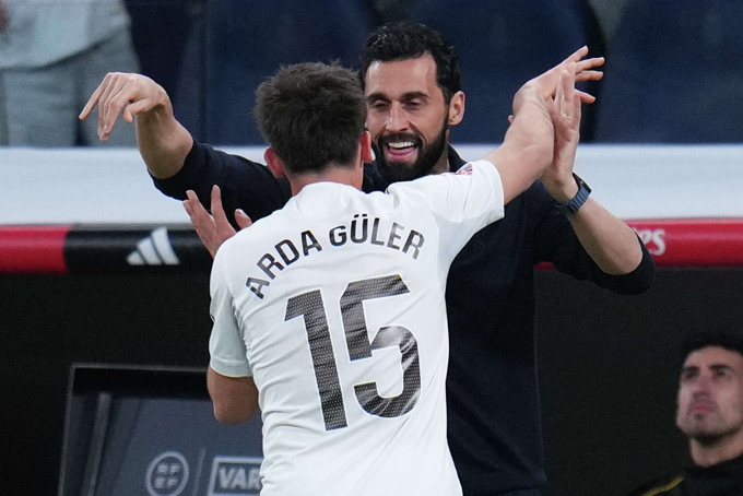 Guler đã ghi một siêu phẩm từ giữa sân