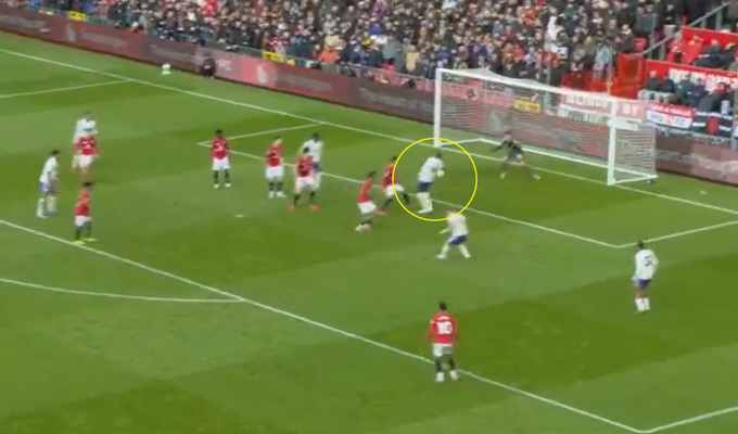 Bàn thua của MU gây tranh cãi dữ dội