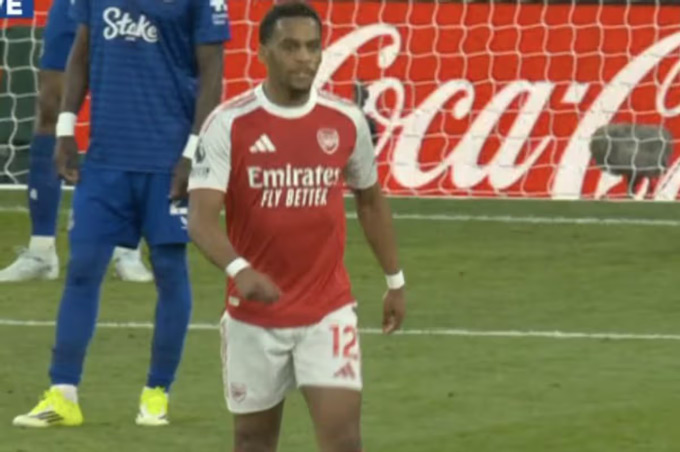 Arsenal trả giá đắt trong ngày tiến gần chức vô địch