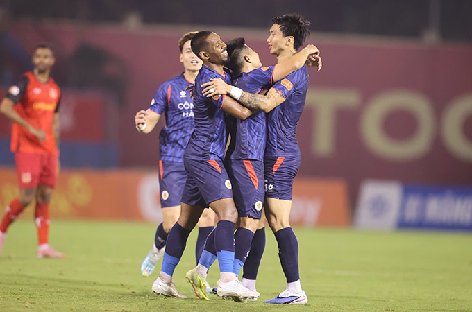 CAHN thể hiện đẳng cấp vượt trội, đang một mình một ngựa về đích trong cuộc đua vô địch - Ảnh: Đức Cường