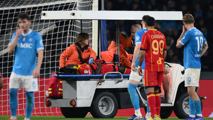 Banda phải rời sân bằng cáng