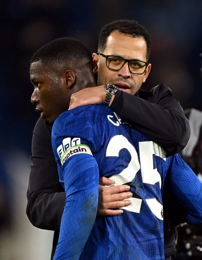 HLV Rosenior rút Caicedo ra để tránh anh có thể nhận thêm thẻ vàng