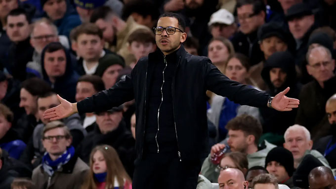 HLV Rosenior thừa nhận chiến thuật của Chelsea chưa tốt