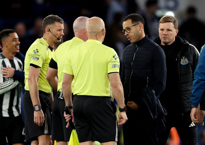 Rosenior nhiều lần bức xúc về quyết định của trọng tài