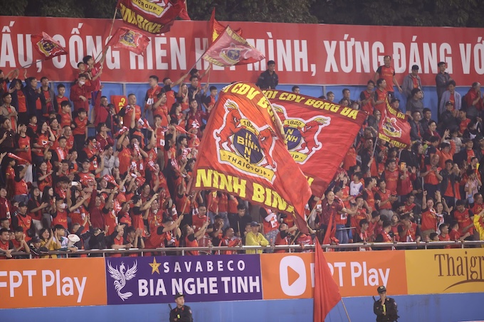 Các CĐV vẫn luôn bên cạnh đội bóng trong những thời điểm khó khăn. Ảnh: Đức Cường