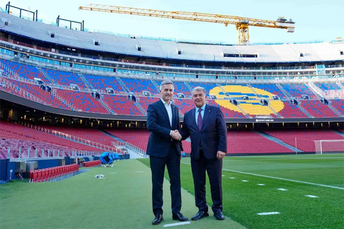 Laporta đánh bại Font để tái đắc cử chức chủ tịch Barca