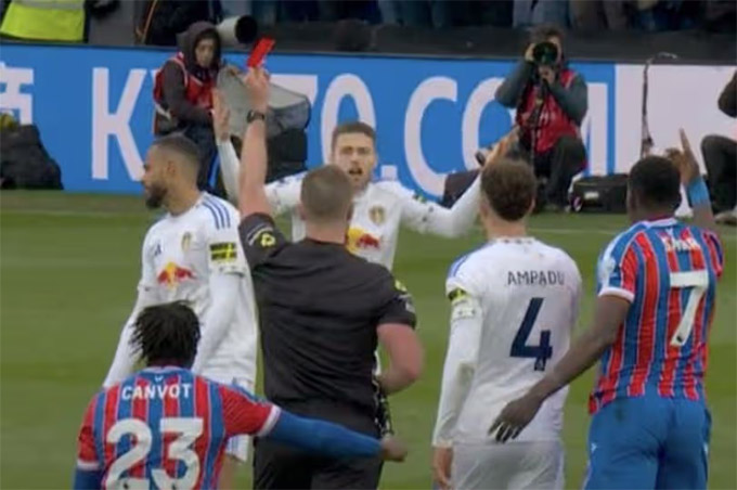 Trọng tài rút thẻ đỏ đuổi Gudmundsson sau khi bị quên